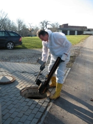 Bild 3: Vorbereitung zum Einbau eines Wälzbelüfters in ein Abwasserpumpwerk