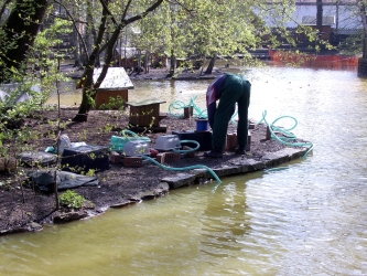 Bild 9: Installation vom Belüftersystem im Tiergehegeteich